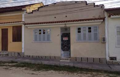 Imagem: A casa possui 4 Dormitórios, 2 Banheiros, 130m² de Área e