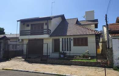 Imagem: A casa possui 4 Dormitórios, 4 Banheiros, 3 Vagas na garagem