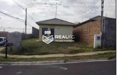 Imagem: A casa possui 2 Dormitórios, 1 Banheiro, 1 Vaga na garagem