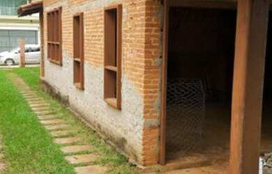 Imagem: A casa possui 3 Dormitórios, 1 Banheiro, 2 Vagas na garagem