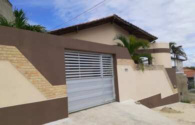 Imagem: A casa possui 3 Dormitórios, 2 Banheiros, 3 Vagas na garagem