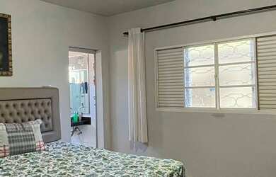 Imagem: A casa possui 3 Dormitórios, 2 Banheiros e 5 Vagas na garagem