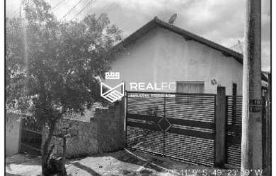 Imagem: A casa possui 3 Dormitórios, 1 Banheiro, 1 Vaga na garagem