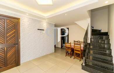 Imagem: A casa possui 3 Dormitórios, 3 Banheiros, 4 Vagas na garagem