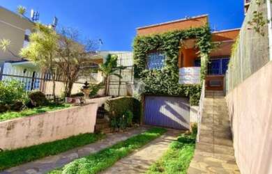 Imagem: A casa possui 4 Dormitórios, 2 Banheiros, 2 Vagas na garagem