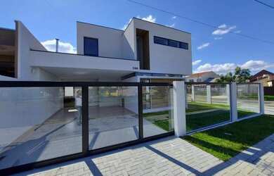 Imagem: A casa possui 3 Dormitórios, 3 Banheiros, 2 Vagas na garagem