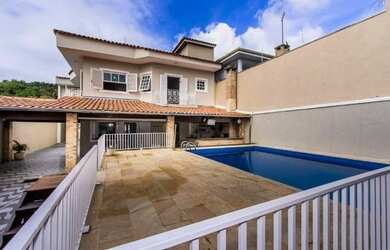 Imagem: A casa em condomínio possui 4 Dormitórios e está localizado