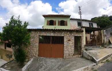 Imagem: A casa possui 3 Dormitórios, 2 Banheiros, 2 Vagas na garagem