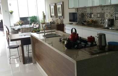 Imagem: A casa possui 5 Dormitórios, 4 Banheiros, 2 Vagas na garagem