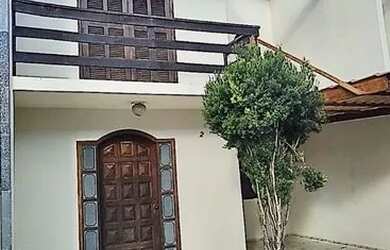 Imagem: A casa em condomínio possui 3 Dormitórios, 2 Banheiros, 83m²