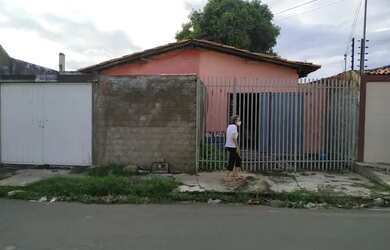 Imagem: A casa possui 3 Dormitórios, 2 Banheiros, 1 Vaga na garagem