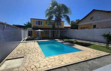 Imagem: A casa possui 4 Dormitórios, 3 Banheiros, 4 Vagas na garagem