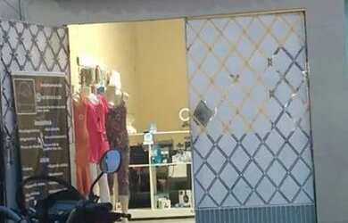 Imagem: A casa possui 1 Dormitório, 1 Banheiro, 1 Vaga na garagem e