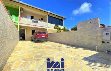 Imagem: A casa possui 3 Dormitórios, 2 Banheiros, 2 Vagas na garagem