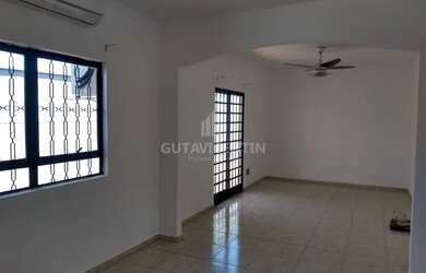 Imagem: A casa possui 3 Dormitórios, 3 Banheiros, 5 Vagas na garagem