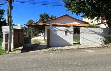 Imagem: A casa possui 3 Dormitórios, 2 Banheiros, 3 Vagas na garagem