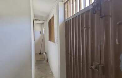 Imagem: A casa possui 3 Dormitórios, 2 Banheiros, 1 Vaga na garagem