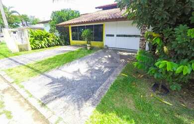 Imagem: A casa possui 3 Dormitórios, 3 Banheiros, 2 Vagas na garagem