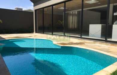 Imagem: A casa possui 4 Dormitórios, 4 Banheiros, 4 Vagas na garagem