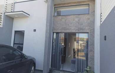 Imagem: A casa possui 2 Dormitórios, 2 Banheiros, 2 Vagas na garagem