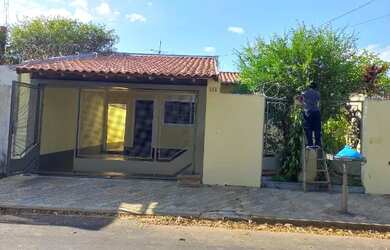 Imagem: A casa possui 3 Dormitórios, 4 Banheiros, 2 Vagas na garagem