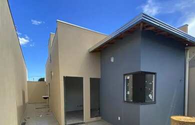 Imagem: A casa possui 3 Dormitórios, 1 Banheiro, 2 Vagas na garagem