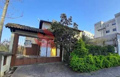 Imagem: A casa possui 4 Dormitórios, 2 Banheiros, 4 Vagas na garagem