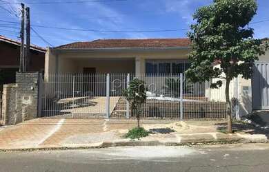 Imagem: A casa possui 3 Dormitórios, 1 Banheiro, 4 Vagas na garagem