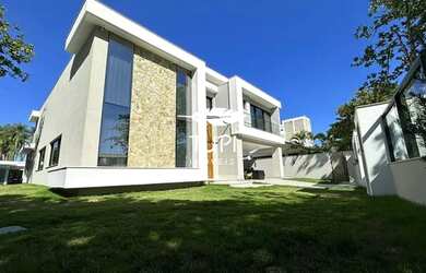 Imagem: A casa em condomínio possui 5 Dormitórios, 5 Banheiros, 2