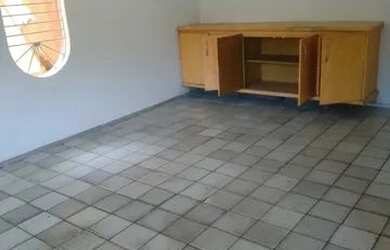 Imagem: A casa possui 4 Dormitórios, 3 Banheiros, 3 Vagas na garagem