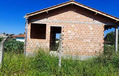 Imagem: A casa possui 1 Dormitório, 1 Banheiro, 1 Vaga na garagem