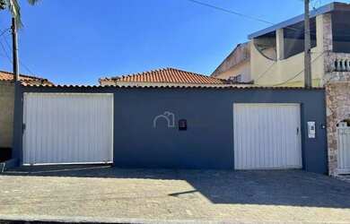 Imagem: A casa possui 3 Dormitórios, 3 Banheiros, 4 Vagas na garagem