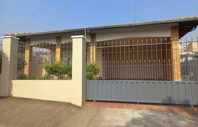 Imagem: A casa possui 3 Dormitórios, 3 Banheiros, 1 Vaga na garagem