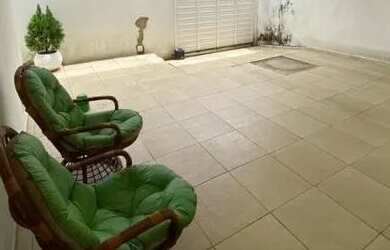 Imagem: A casa possui 3 Dormitórios, 1 Banheiro, 2 Vagas na garagem