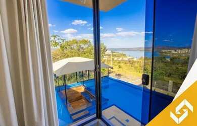 Imagem: A casa possui 4 Dormitórios e 5 Vagas na garagem e está localizado