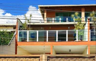 Imagem: A casa possui 3 Dormitórios, 3 Banheiros, 2 Vagas na garagem