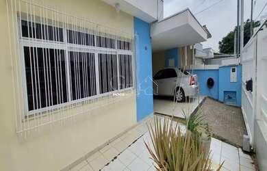 Imagem: A casa possui 3 Dormitórios, 3 Banheiros, 5 Vagas na garagem