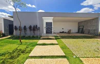 Imagem: A casa em condomínio possui 3 Dormitórios, 4 Banheiros, 3