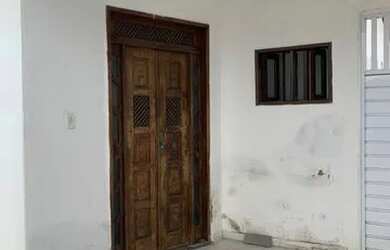 Imagem: A casa possui 4 Dormitórios, 2 Banheiros, 1 Vaga na garagem