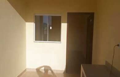 Imagem: A casa possui 2 Dormitórios, 1 Banheiro, 1 Vaga na garagem