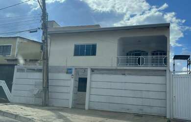 Imagem: A casa possui 4 Dormitórios, 4 Banheiros, 2 Vagas na garagem