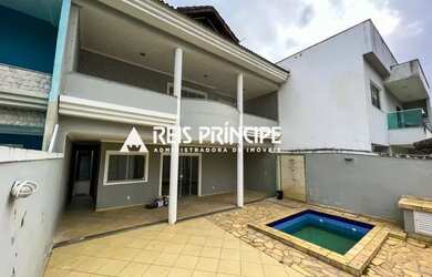 Imagem: A casa possui 3 Dormitórios, 3 Banheiros, 4 Vagas na garagem