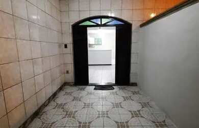 Imagem: A casa possui 2 Dormitórios, 1 Banheiro, 1 Vaga na garagem