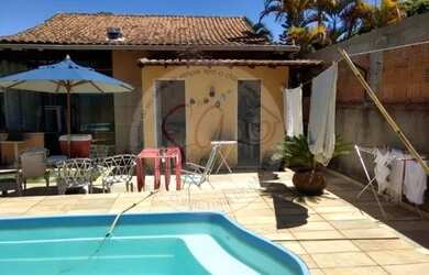 Imagem: A casa possui 3 Dormitórios, 3 Banheiros, 2 Vagas na garagem