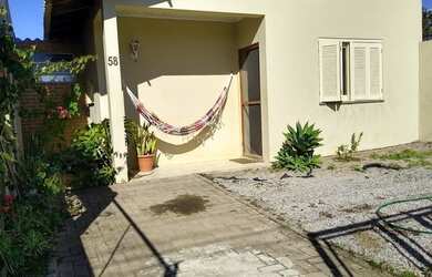 Imagem: A casa possui 2 Dormitórios, 1 Banheiro, 1 Vaga na garagem