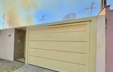 Imagem: A casa possui 3 Dormitórios, 2 Banheiros e 2 Vagas na garagem