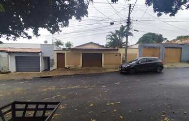 Imagem: A casa possui 2 Dormitórios, 2 Banheiros, 4 Vagas na garagem