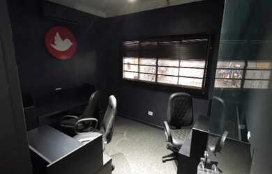 Imagem: O depósito possui 3 Vagas na garagem, 377m² de Área e está