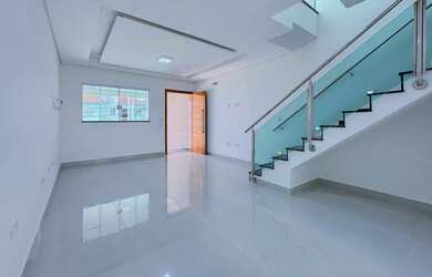 Imagem: A casa possui 3 Dormitórios, 1 Banheiro, 2 Vagas na garagem