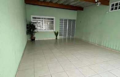 Imagem: A casa possui 3 Dormitórios, 2 Banheiros, 2 Vagas na garagem